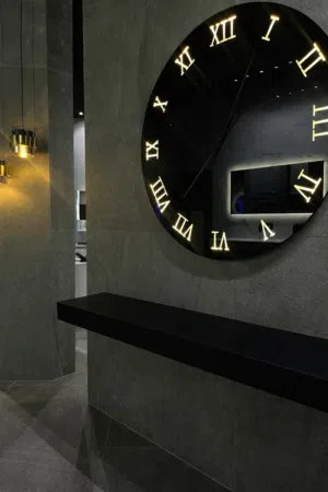 ساعة الحائط الرومانية المضيئة - إصدار Black Luxury