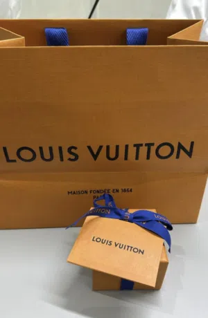 ميداليه lv اصليه 100%