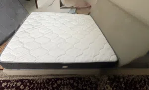 فرشة سرير نظيفة بحالة ممتازة