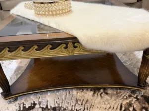 طاولة خشب بحالة جيدة