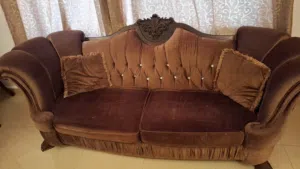 طقم كنب بحالة جيدة جدا للبيع  7 مقاعد