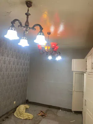 للبيع ثريات عدد 7 ثريات مع 9لمبات كفاله