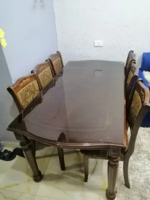 طاوله سفره مع زجاج مع 6مقاعدبحاله جيده بس الزجاج انكسر بسعرررررررمغري