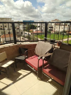 كراسي حديد بالكامل فرش جلد والضهر خشب والمسند إسفنج ملبس قماش عدد 4وكرسي عدد 2حديد للاطفال