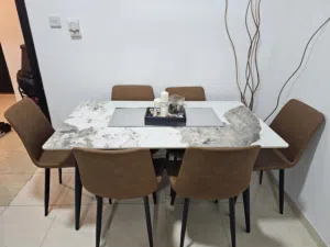 طاولة طعام شبه جديده مع 6 كراسي