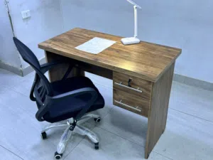 مكتب طاولة بدرجين ومفتاحين دراسي لفتره محدوده