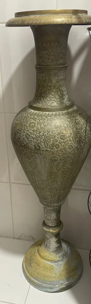 جرّة/مزهرية نحاسية منقوشة يدويًا