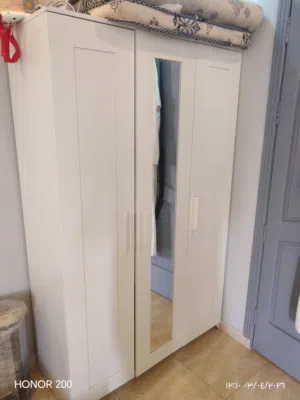 دولاب خزانة ملابس 3 ضرف بحالة جيدة جدا خشب ممتاز مع مرأة وسطية