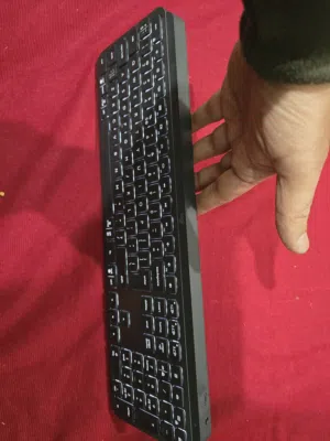 لوحة مفاتيح Logitech M Keys S اللاسلكية باللون الجرافيت وتتميز بإضاءة ذكية