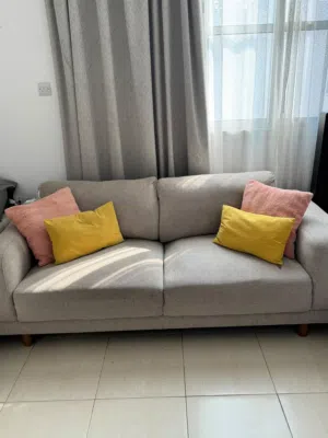 Modern & Comfortable 2-3 Seater Sofa – Excellent Condition كناباي (صوفا)مريحة وعصرية لشخصين الى ثلاث