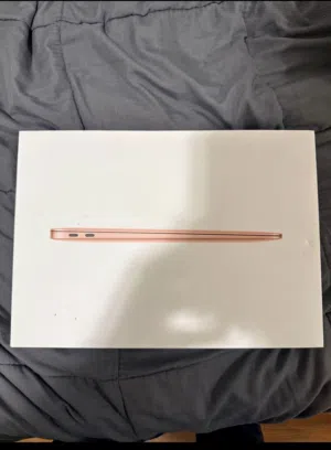ماك بوك اير M1 (MacBook Air) نظيف جداً بحالة الوكالة بطارية 90% مع كرتونته روز