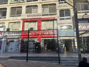 محل تجاري للبيع مساحه كبيرة موقع مميز وحيوي يصلح سوبر ماركت