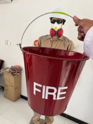 دلو الحريق 12 لتر مع سياب  12 liter fire bucket with SIYAB وجميع انواع الطفايات وأنظمة السلامة