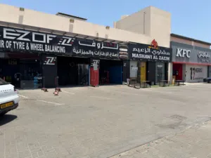 3 محلات اطارات للبيع بسعر مغري