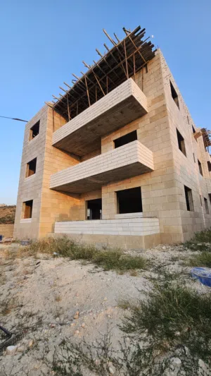 طابق ارضي 180م مع اطلالة رائعة وموقع قريب من المدينة بدون ضوضاء المدينة