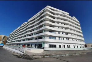 Large 2BHK with 3 toilets & balcony  شقة 2BHK واسعة 3 حمامات  والبالكونة تطل علي ملعب    القولف