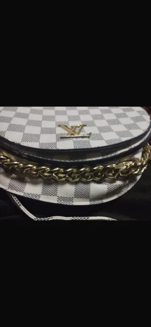 شنته L V كوبي ون نفس الاصليه ما بتتفرق صناعه عاليه الدقه لون بيج وتقريبا بين السكني والبني الفاتح