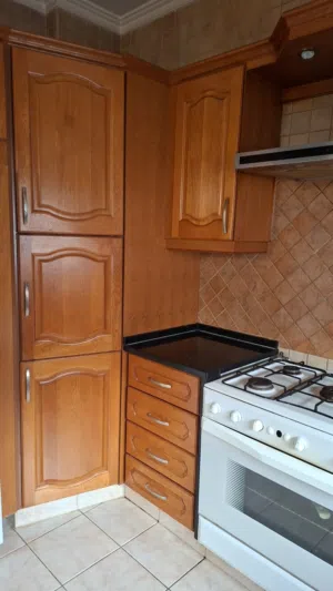 مطبخ بلوط صولد بحالة ممتازة 3.5*4.30