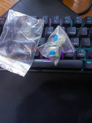 كيبورد ميكانيكي سويتش ازرق طبعا غني عن التعريف والماركه ما شاء الله ييجي معاه ماوس +ماوس باد اسود