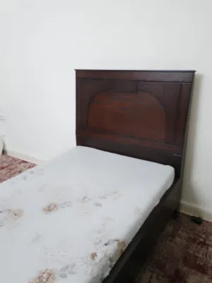 سرير مفرد مستعمل خفيف