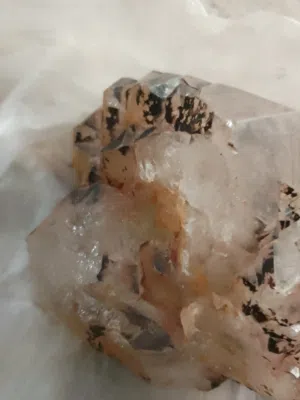 حجر كوارتز طبيعي