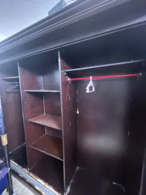 خزانة غرفة نوم مع تسريحة صغيرة