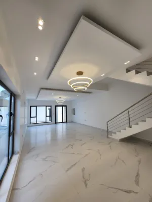 4 Bedrooms . 3 Bathrooms . 288 m24