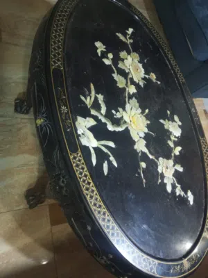 طاولة خشب قوي جدا وعباره عن تحفة فنية رسومات صدف