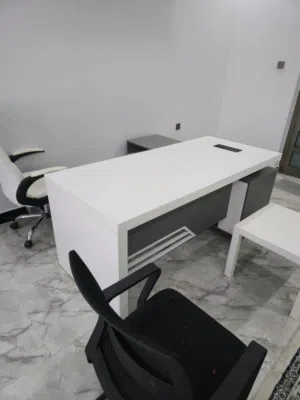 للبيع أثاث مكتبي بحالة ممتازه