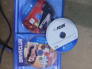 للبع بلاستيشن 4 نضيفه جدا مع جميع ملحقاتها