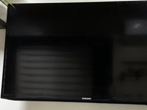 تلفزيون سمسونق مكسور من النص استخدام خفيف لاكن مكسور شوي في النصف نضيف يجي مع كل ملحقاته منها الواير