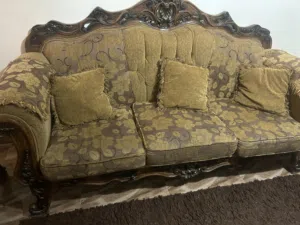 طقم كنب خشب ممتاز وضعه ممتاز قابل للتفاوض للجديين