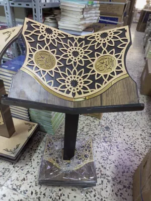 متوفر لدينا حامل ستاند مصحف خشب متحرك مع عجلات يناسب قيام جلوس القعود مصاحف كبار السن تلاوه