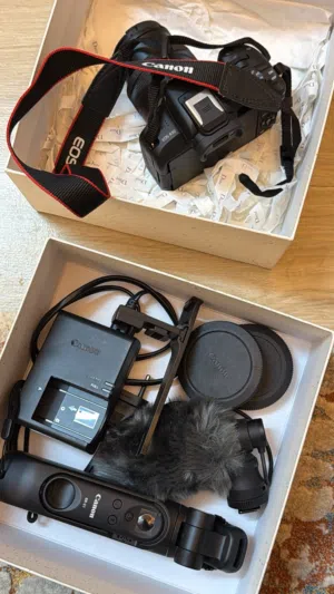 كاميرا EOS R50 canon مع إكسسوارتها للبيع