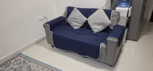 غرفة جلوس living room كاملة الكنب بأغطيته وسجادة وستائر وطاولة طعام مع6 كراسي تصلح لتكون طاولة مكتب