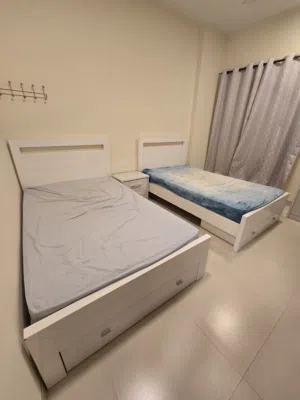 طقم غرف نوم كامل (سريرين 120×200 + المراتب + كومودينو) بحالة ممتازة