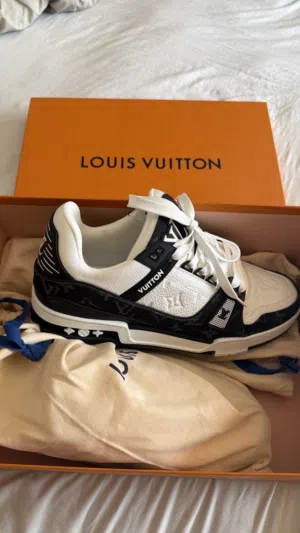 شوز Lv اصلي معا الفاتوره مستعمل يوم بس و نظيف جدا