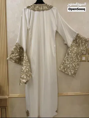 فستان خطوبة ابيض بتطريز ذهبي