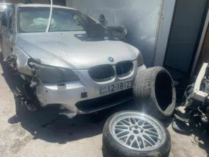 بي ام e60 للبيع على ضربتها معها كل القطع بودي ومكنيك