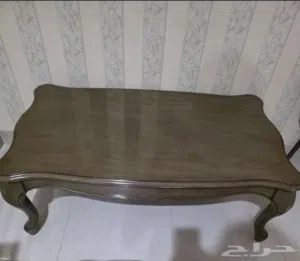 طاولتين للبيع:  طاولة قهوة خشب + طاولة تلفزيون زجاج