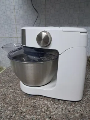 عجانة مع خلاط ماركة كينود شبه جديدة