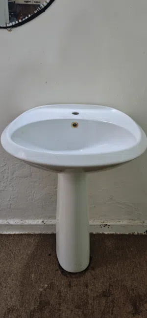 حوض حمام لليدين  ايطالي للبيع نضيف  بحالة ممتازة متين ونظيف  بدون أي عيوب السعر 250  قابل للنقاش