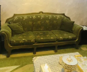 طقم كنب زان 7 مقاعد بحالة جيدة و بوفيه 3 قطع خشب ثقيل للبيع المستعجل