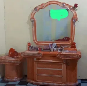 ميز مرايه للبيع وياه ميوزه ثنين