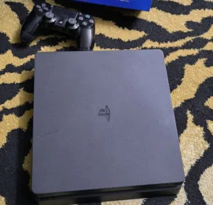 بلاستيشن 4 سلم 500جيجا بحال الوكاله مع ايد اصليه