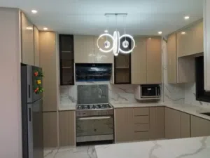 مطابخ الأحلام – تصميم، تنفيذ، وفخامة بلا حدود جميع انواع المطابخ