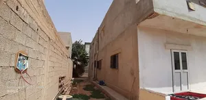 فيلا موقع خدمي وقطران قريب من جامع ومدارسه وعيادة قيد الانشاء