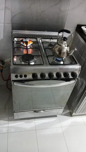 طباخة 4 شعلات استعمال بسيط للبيع المكان سوق الخوض التجاري المهتم يتواصل واتساب