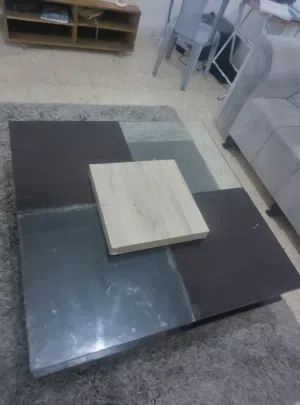 طاوله خشب ثقيل وقزاز خامتو ممتازه جداا صنع السعوديه