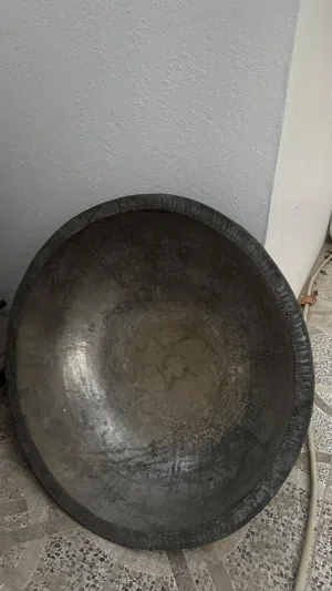 مرجل كبير وثقيل